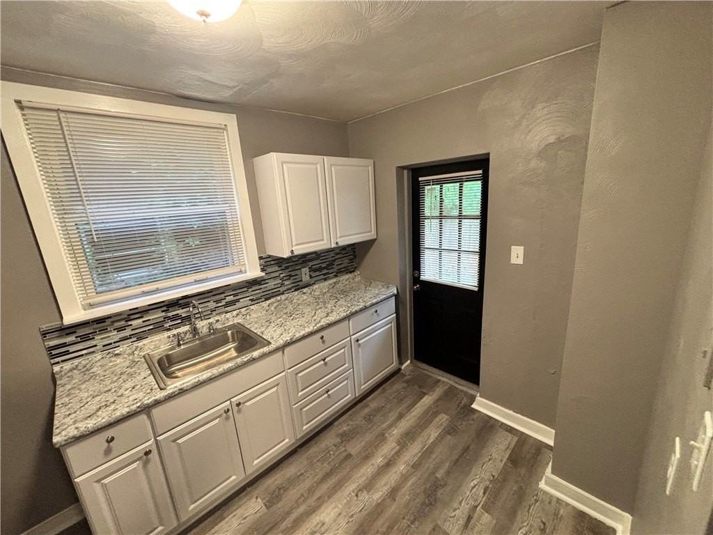 327 Mathews Ave - Photo 7 of 17