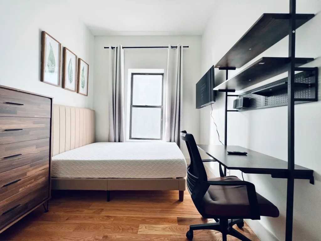 Private Bedroom in 6 Bedroom/2 Bathroom Home - Photo 2 of 9