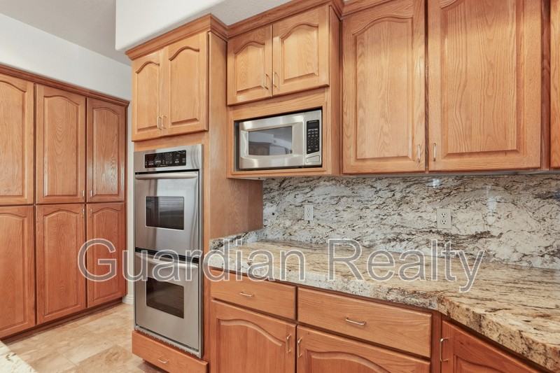 1888 Woodhaven Dr - Photo 5 of 50
