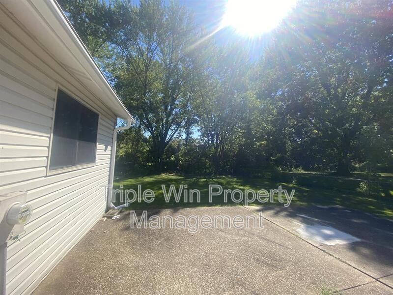 2372 Rockymont Dr - Photo 4 of 20