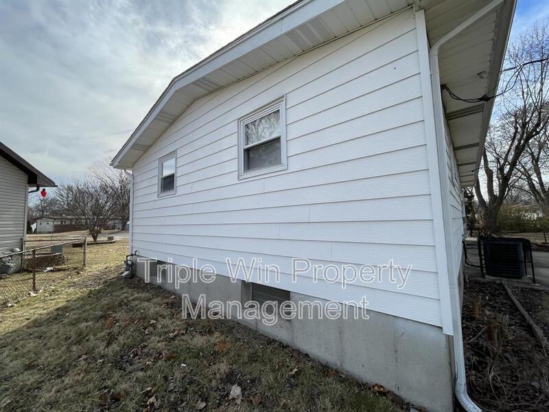 1895 Curtis Ct - Photo 5 of 36