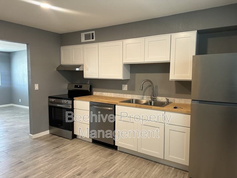 1311 W 4th St - Photo 5 of 8