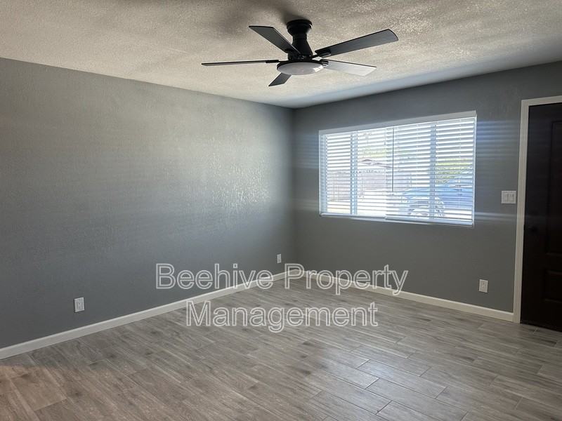 1315 W 4th St - Photo 3 of 8