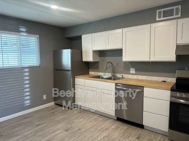 1315 W 4th St - Photo 4 of 8