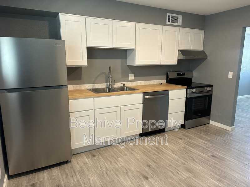 1315 W 4th St - Photo 5 of 8