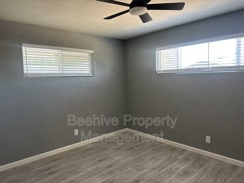 1315 W 4th St - Photo 6 of 8
