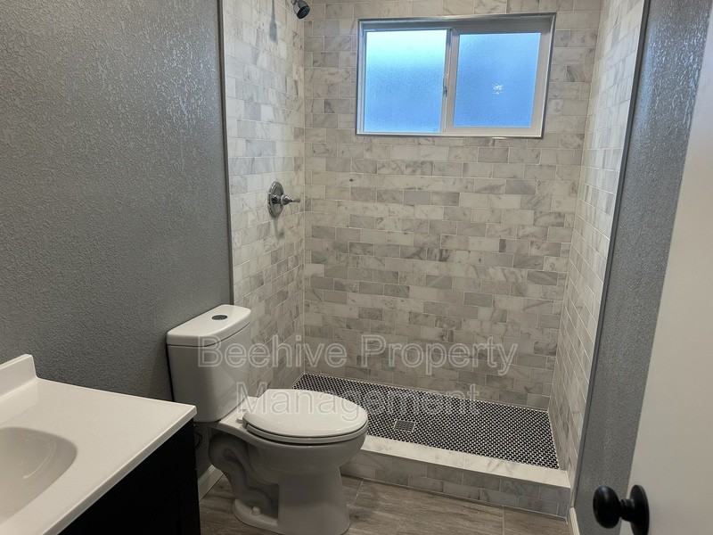1315 W 4th St - Photo 7 of 8