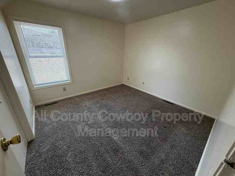 140 Cribbon Ave - Photo 7 of 11