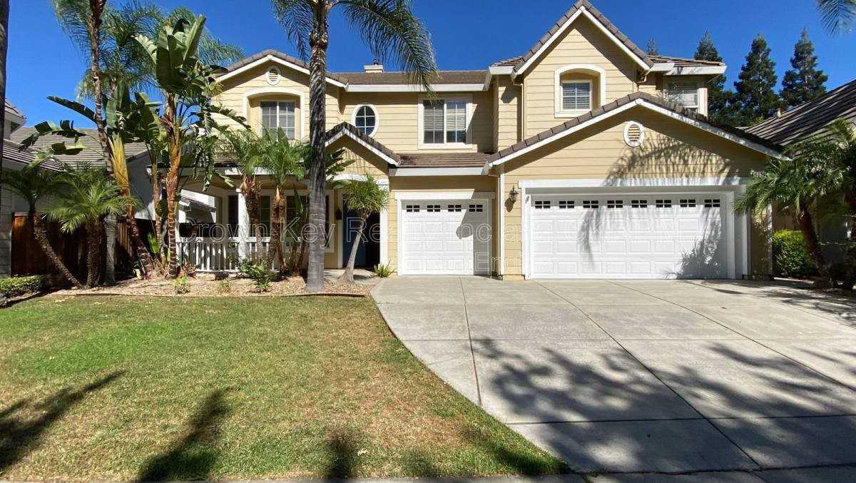 1030 Eastlake Cir - Photo 2 of 10