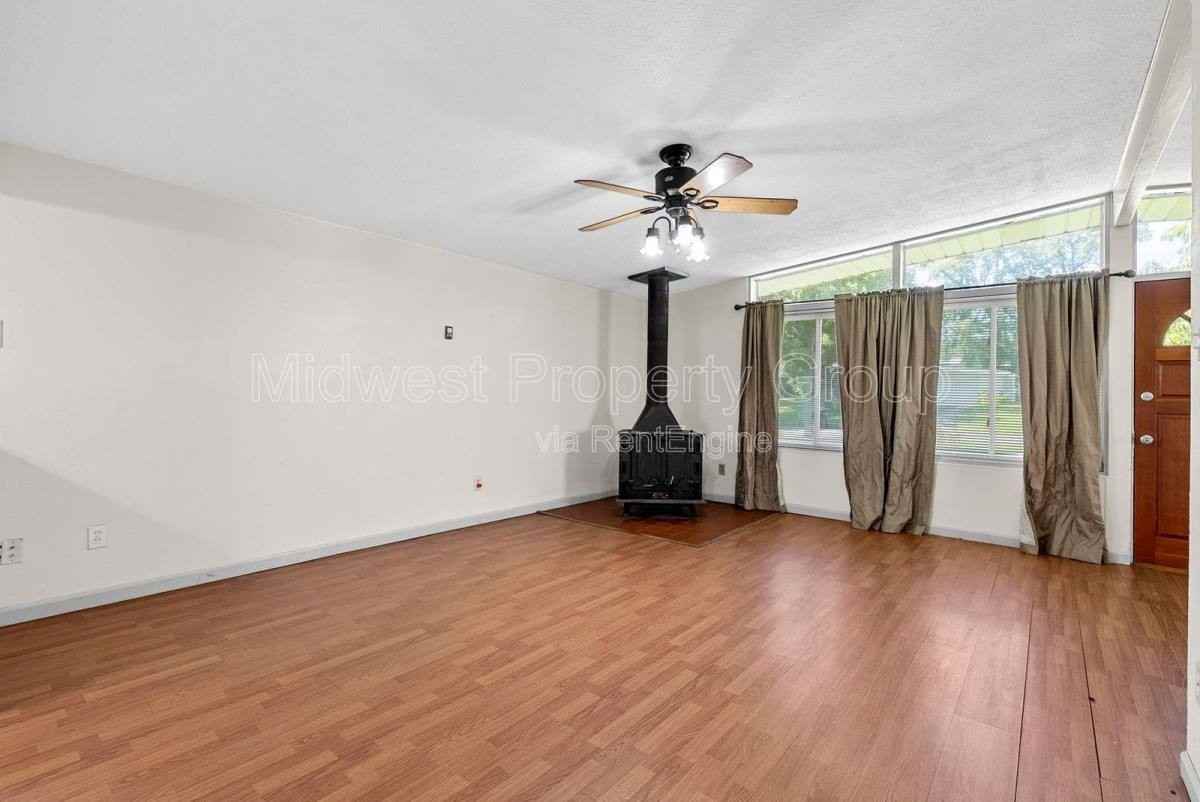 800 Bobbins Ln - Photo 2 of 10