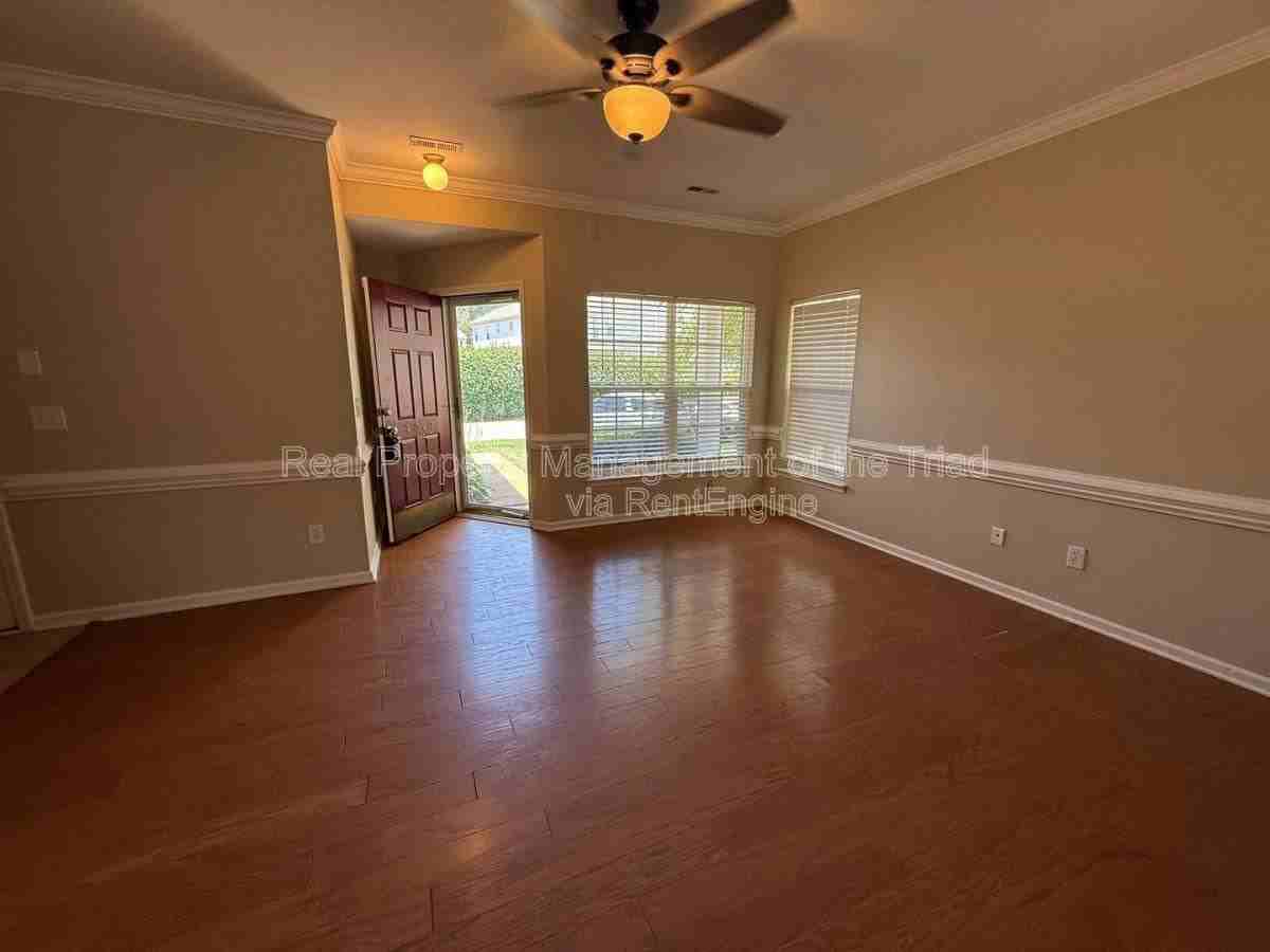 3930 Fountain Village Cir - Photo 2 of 10