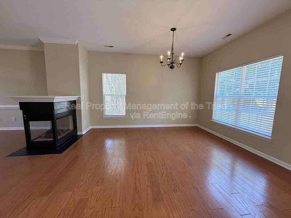 3930 Fountain Village Cir - Photo 3 of 10