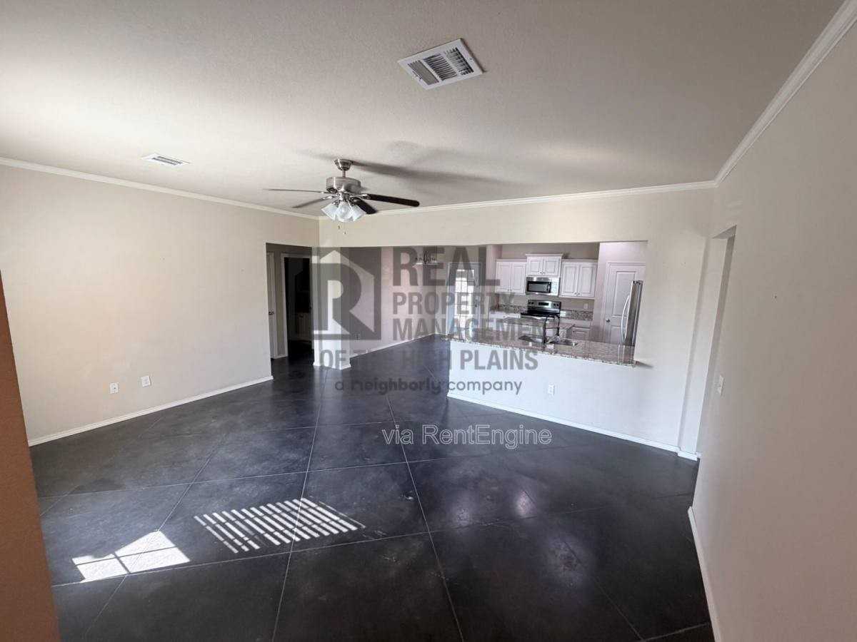 7700 Legacy Pkwy - Photo 2 of 10
