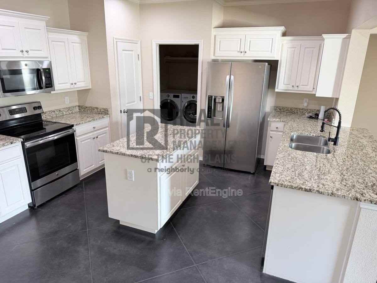 7700 Legacy Pkwy - Photo 3 of 10