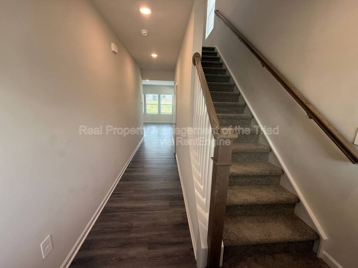 1915 Cherry Creek Rd - Photo 2 of 10