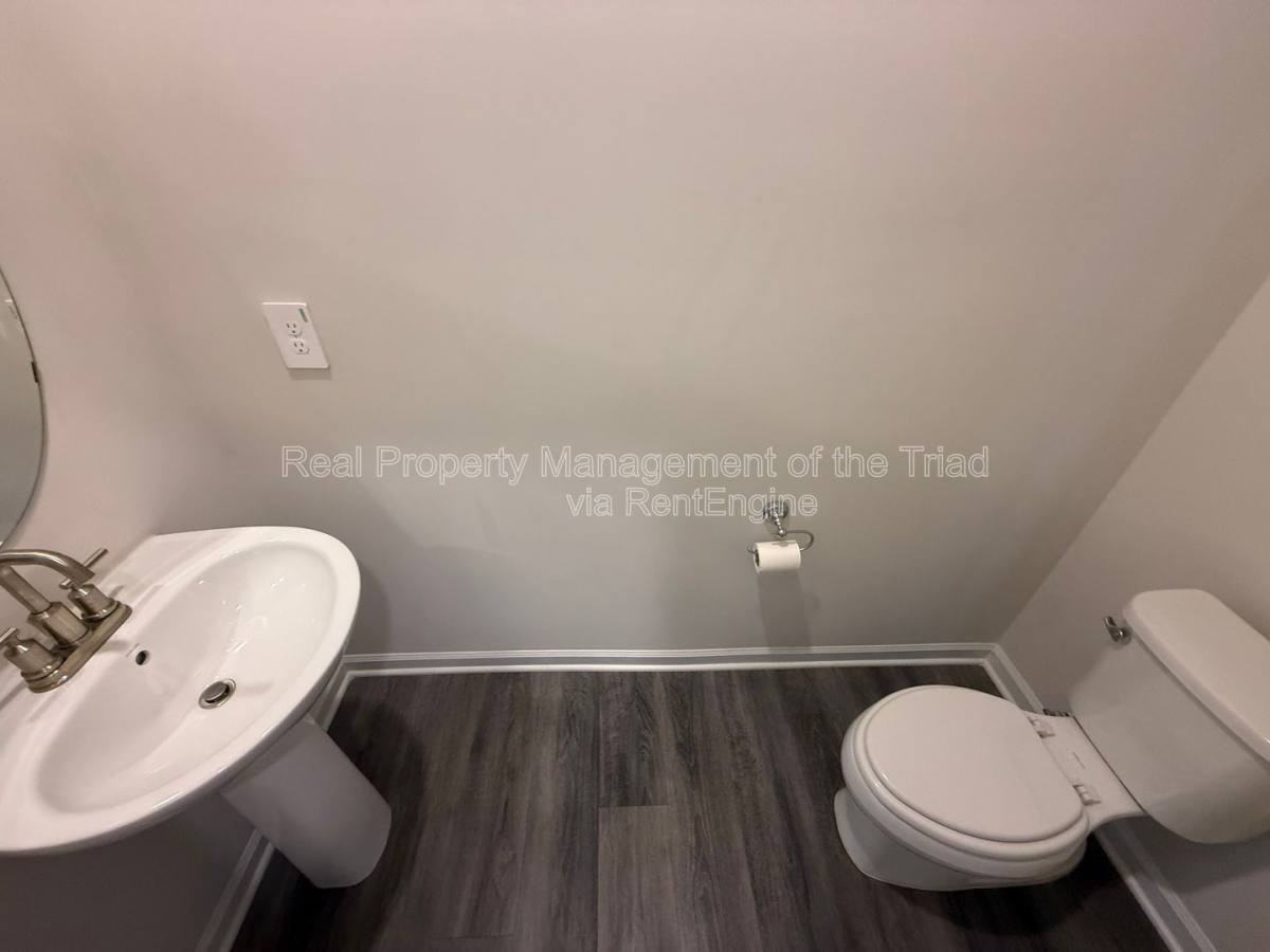 1915 Cherry Creek Rd - Photo 3 of 10
