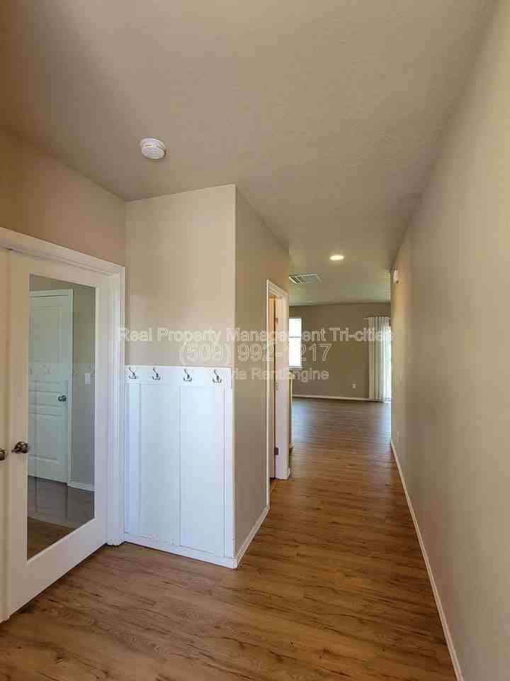 533 Jordan Ln - Photo 2 of 10