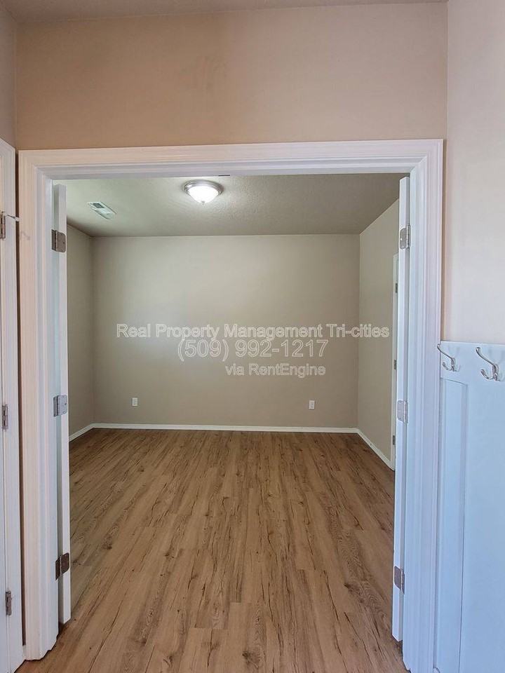 533 Jordan Ln - Photo 3 of 10