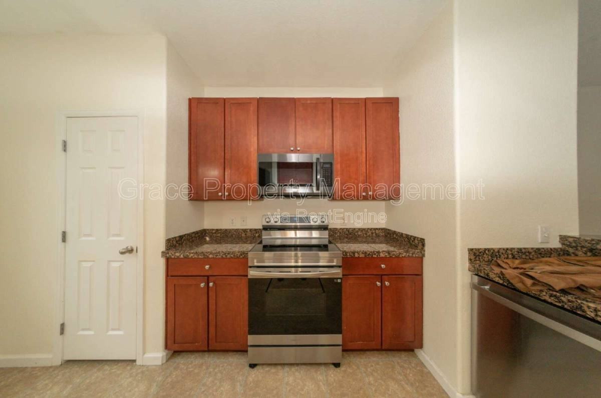 12780 Ivanhoe St - Photo 3 of 10