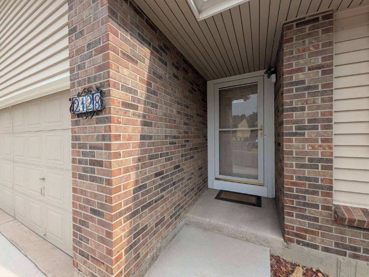 2128 Beacham Dr - Photo 2 of 10