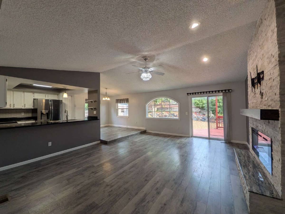 2128 Beacham Dr - Photo 3 of 10