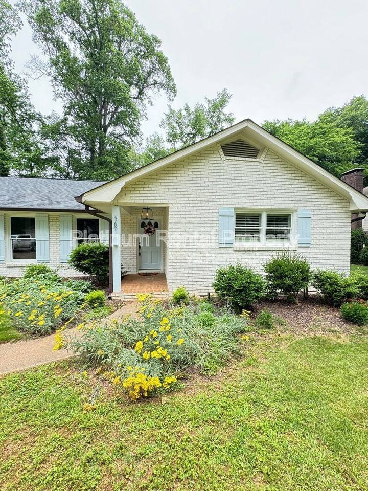 381 Lynne Cir - Photo 2 of 10