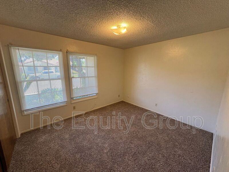 3924 W Hillsdale Ct - Photo 4 of 19