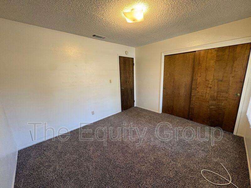 3924 W Hillsdale Ct - Photo 5 of 19