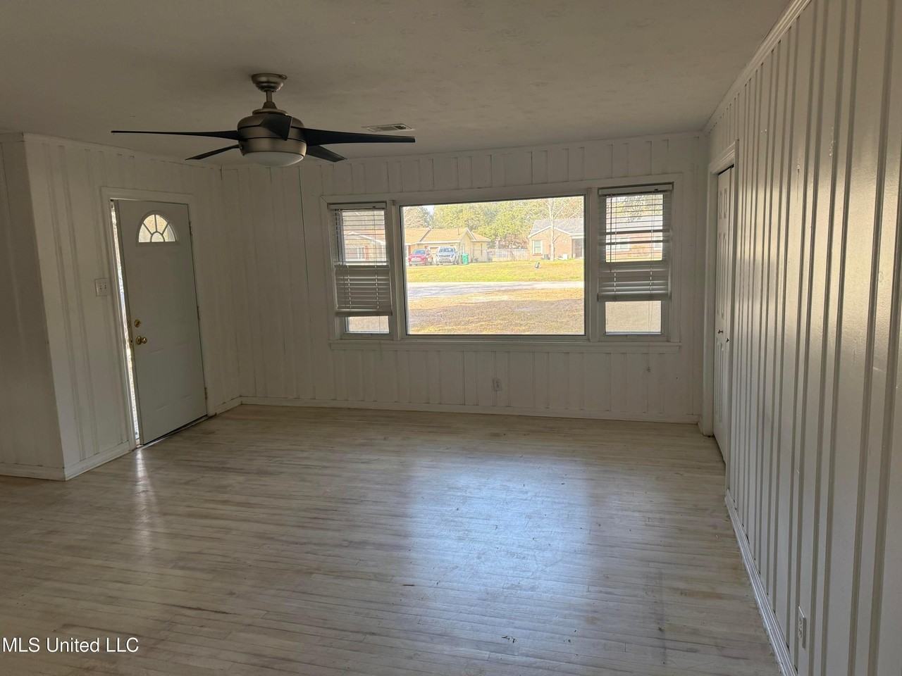 307 45th St - Photo 3 of 21
