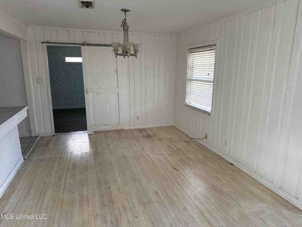 307 45th St - Photo 4 of 21