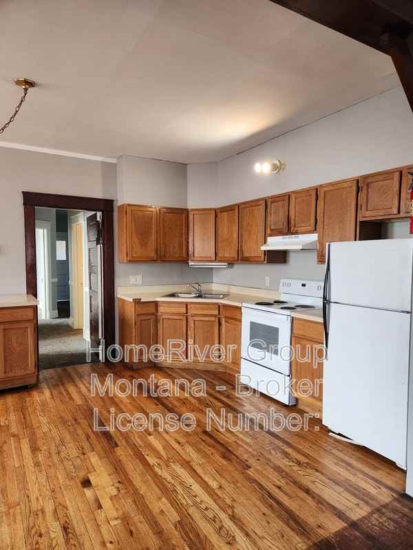 546 S 3rd St W - Photo 2 of 27