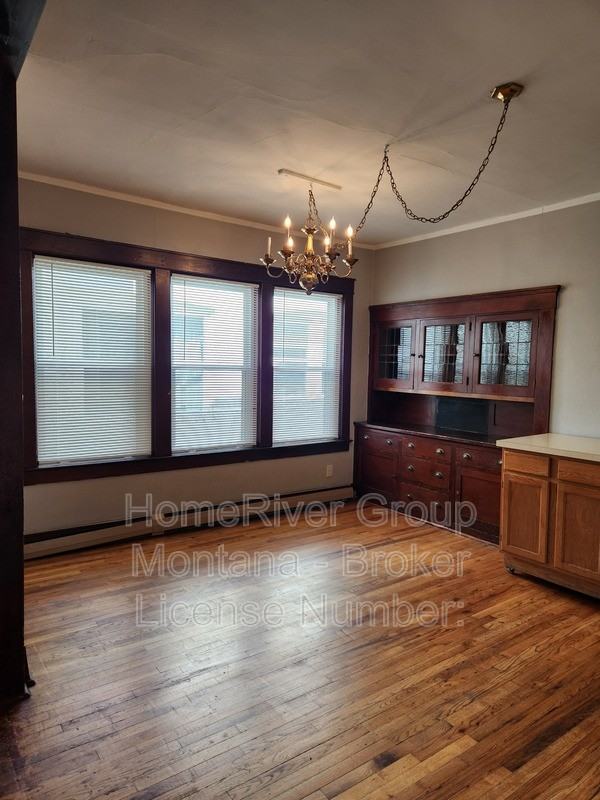 546 S 3rd St W - Photo 3 of 27
