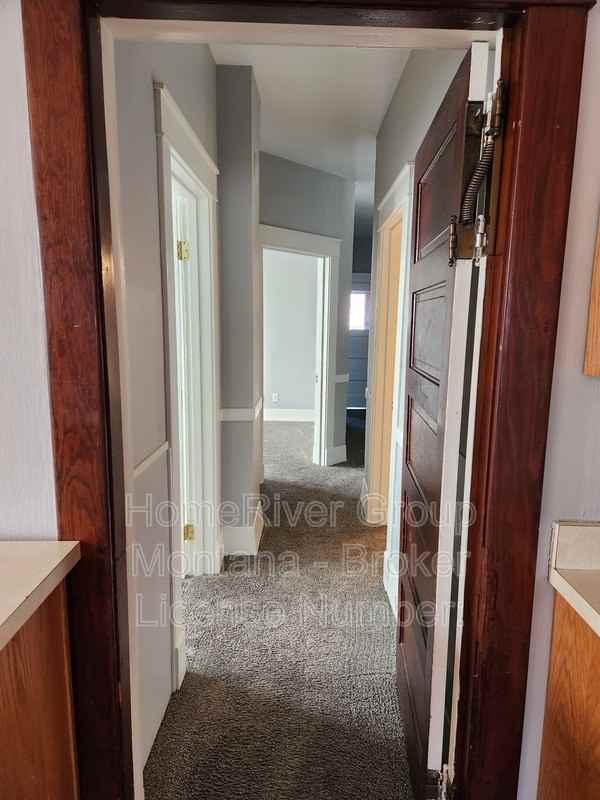546 S 3rd St W - Photo 5 of 27