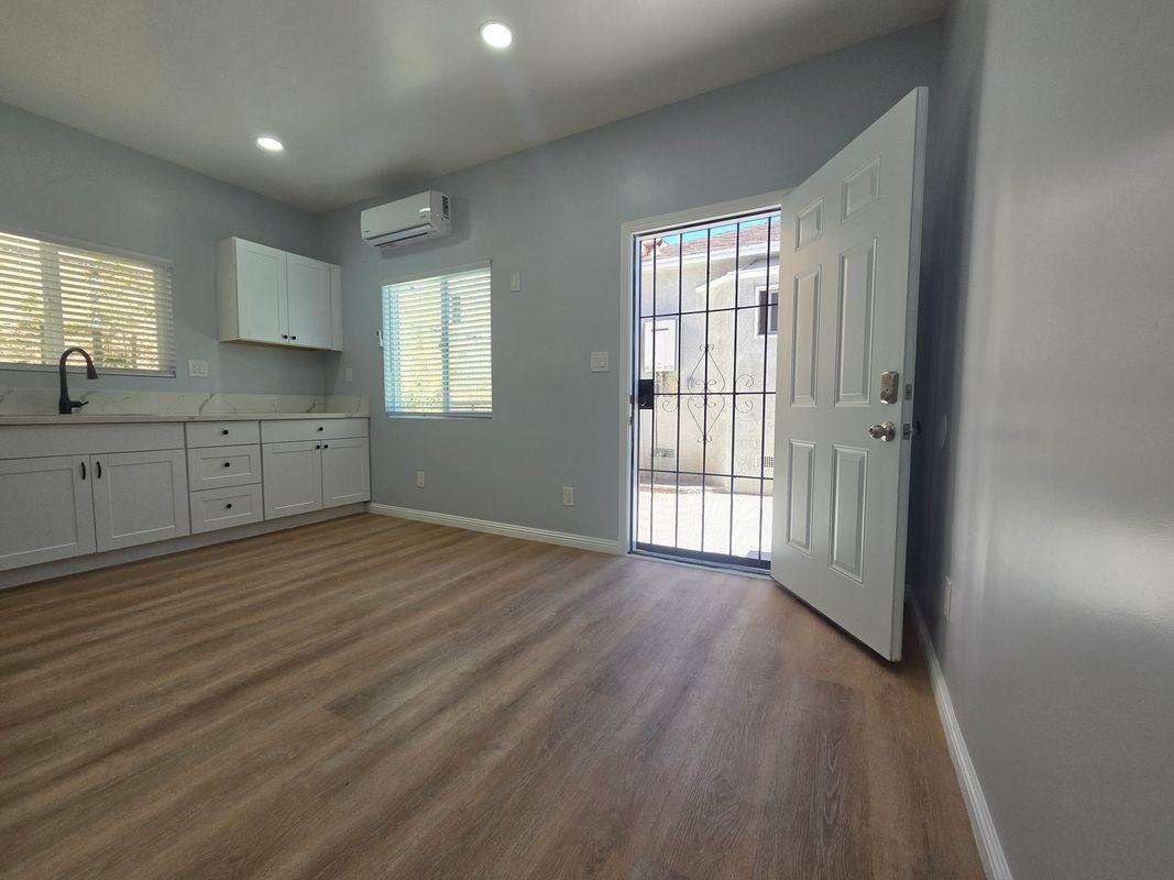 1715 W 64th St ##A - Photo 5 of 17