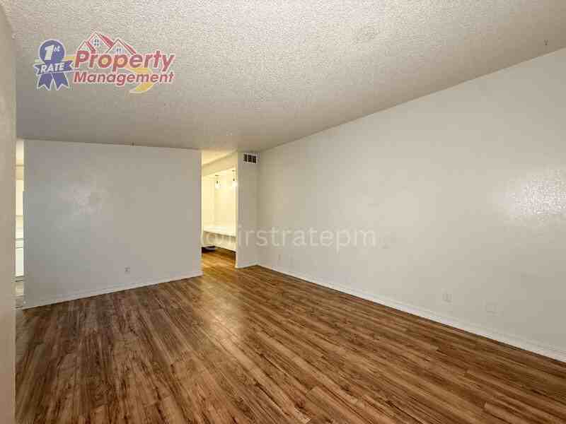 210 S Homedale Ave - Photo 4 of 32