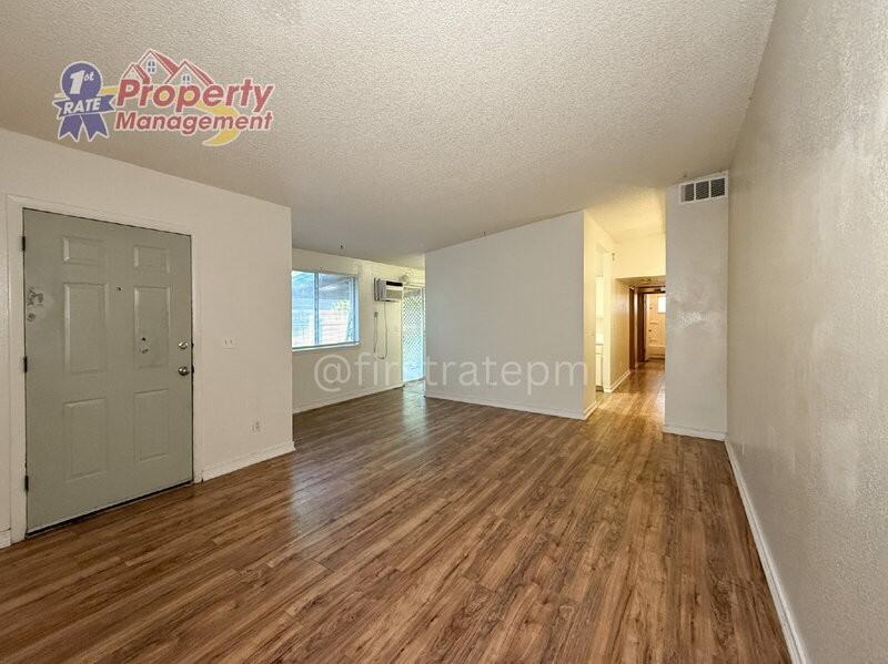 210 S Homedale Ave - Photo 5 of 32