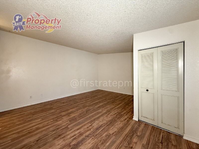 210 S Homedale Ave - Photo 7 of 32