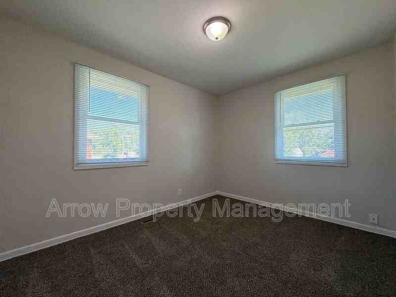5447 Benton St - Photo 5 of 10