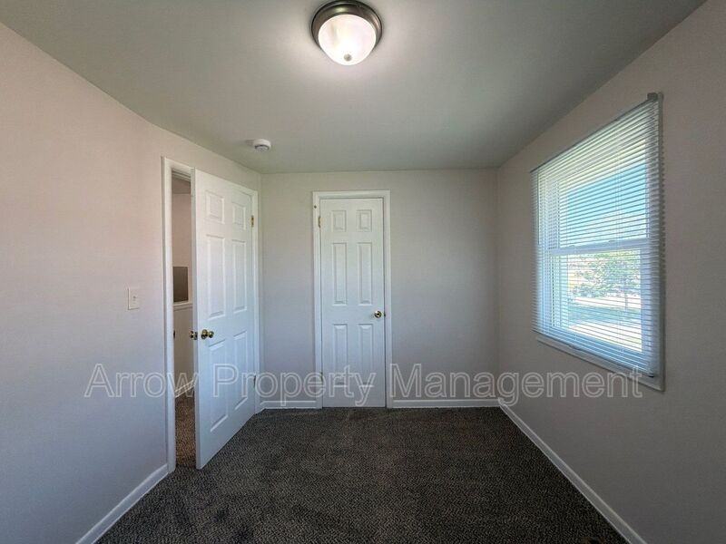 5447 Benton St - Photo 6 of 10
