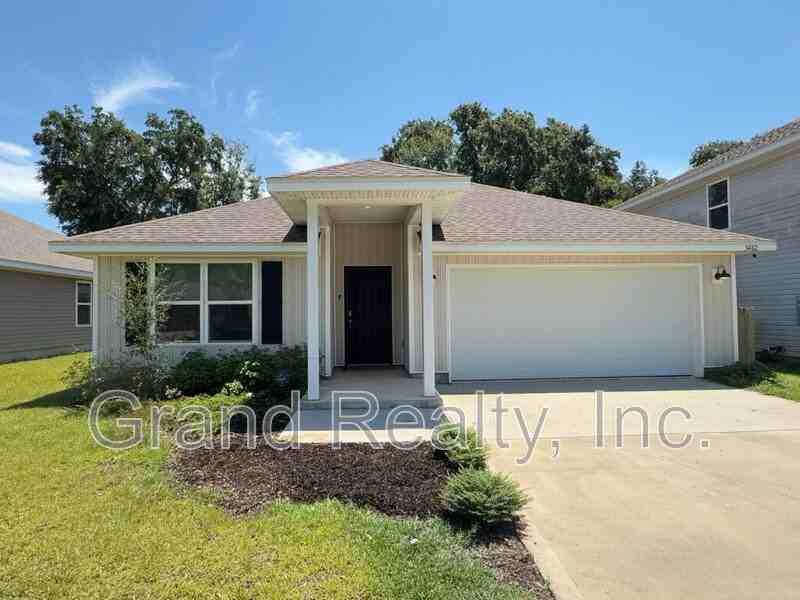 5482 Peach Dr