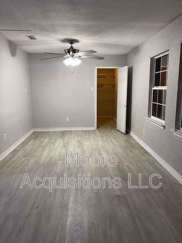 302 Kansas St - Photo 5 of 18