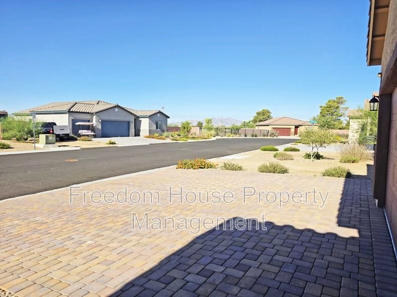 56 Pioneer Range Ave - Photo 4 of 50