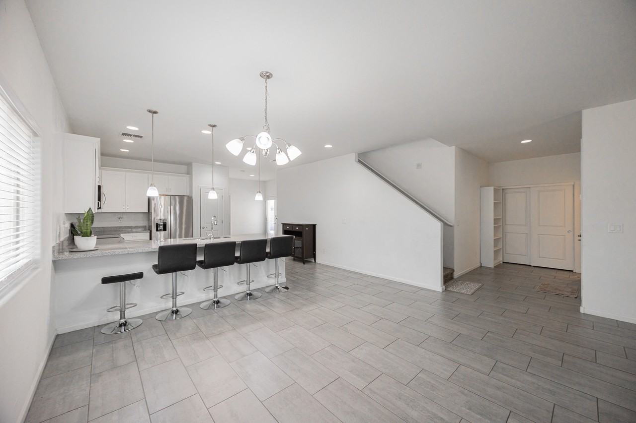 1711 W Pollack St - Photo 7 of 25