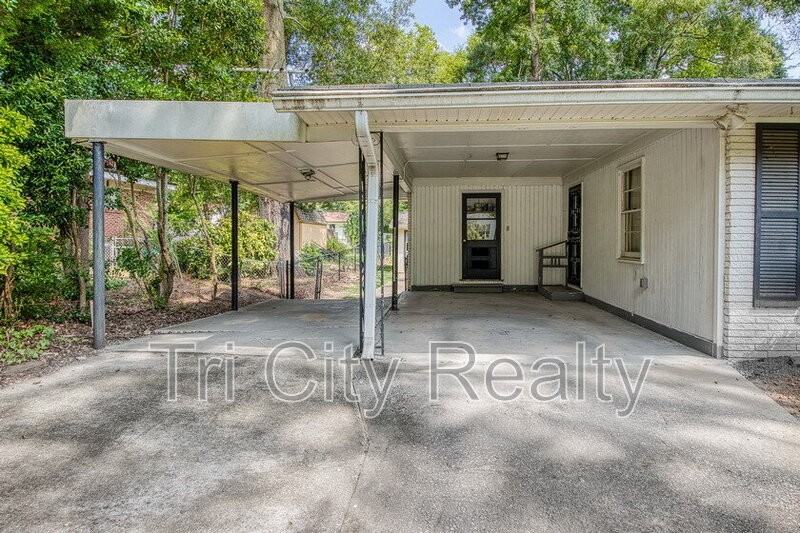 212 Hilltop Dr - Photo 6 of 41