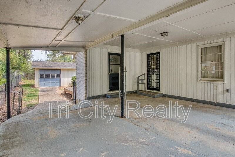 212 Hilltop Dr - Photo 7 of 41