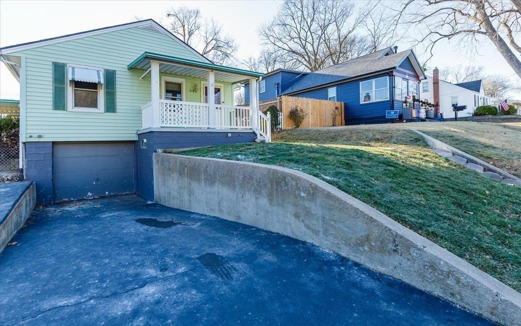829 Perry St - Photo 2 of 21