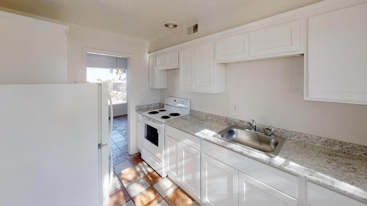 1340 San Mateo Blvd Se - Photo 4 of 18