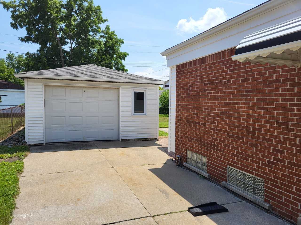 3277 Terry St - Photo 2 of 17