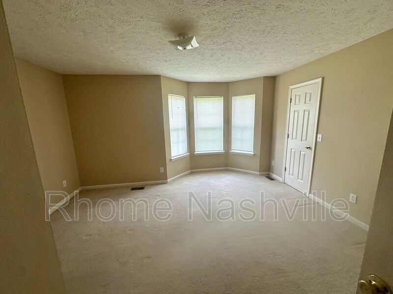 1913 Ozark Ct - Photo 2 of 9