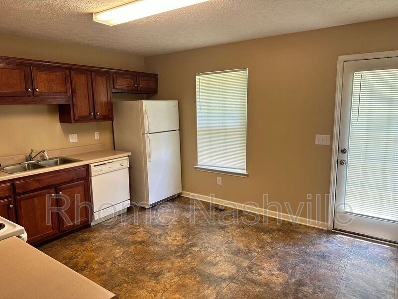 1913 Ozark Ct - Photo 3 of 9